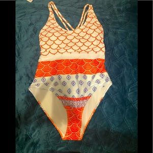 Size large cupshe bathing suit